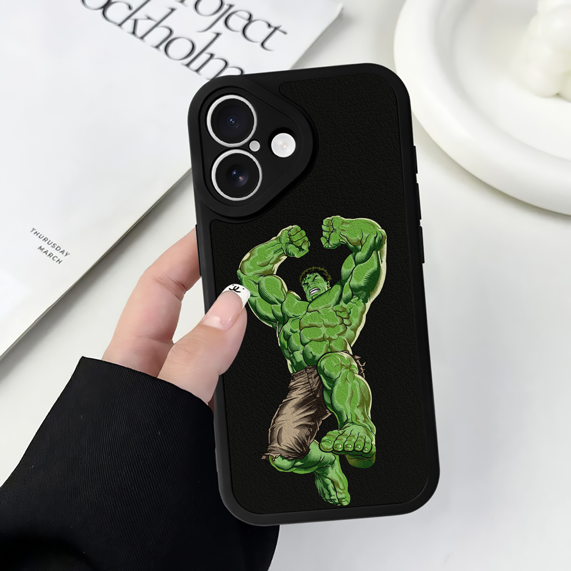 （画像用） アベンジャーズ The Avengers 【iPhone 16シリーズ対応】シリコンスマホケース（レザー調） 材質：シリコン